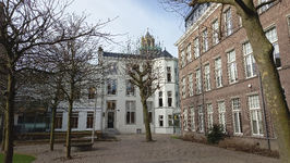 909580 Gezicht op het Johanna Hudiggebouw van de Universiteit Utrecht (Achter St. Pieter 200, voormalig Povinciehuis) ...